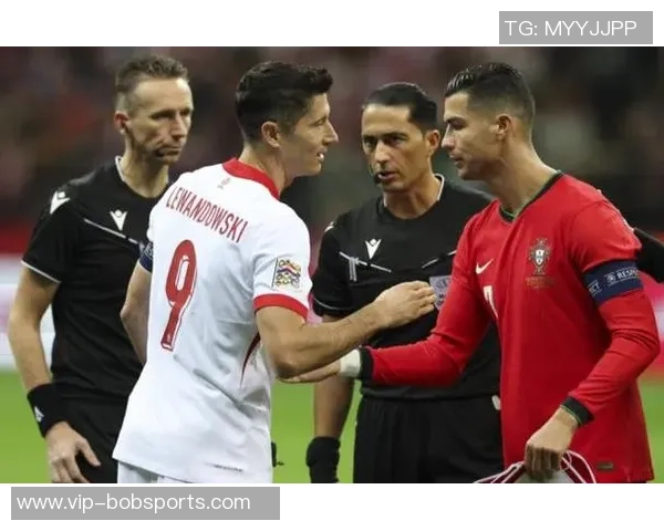 C罗分享球队合影庆祝晋级世界杯激励全队继续奋斗为葡萄牙加油